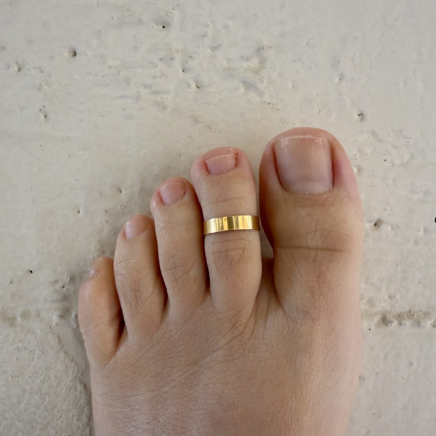 Wide Gold Toe Ring - Φαρδύ Χρυσό Δαχτυλίδι Ποδιού - Image 4